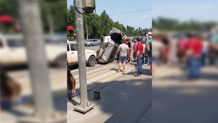 В Воронеже в результате столкновения трёх машин пострадал 10-месячный малыш