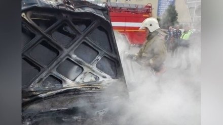 Огонь охватил припаркованный на Левом берегу Воронежа Subaru