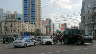 В центре Воронежа трактор столкнулся с Toyota 