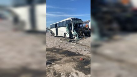 Две фуры и пассажирский автобус столкнулись на воронежской трассе: есть пострадавшие