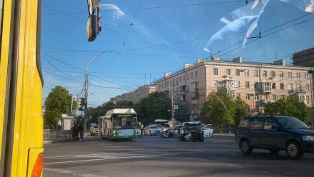 В центре Воронежа 20-летний парень пострадал в ДТП с двумя машинами такси