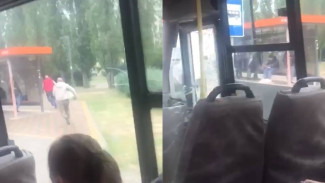 В Воронеже мужчина подрался с водителем маршрутки и разбил стекло: появилось видео