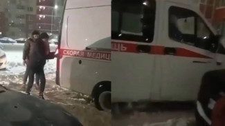 Скорая застряла в заваленном снегом дворе в Воронеже