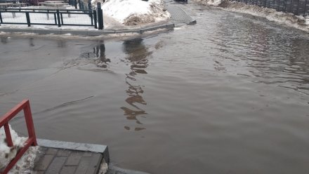 В Воронеже дорога у автостанции ушла под воду