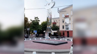 Художники создали в центре Воронежа стеклянный ключ Столля высотой с дом