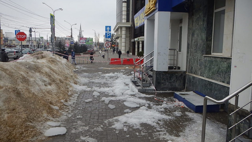 После падения глыбы льда на 18-летнюю девушку в Воронеже возбудили дело