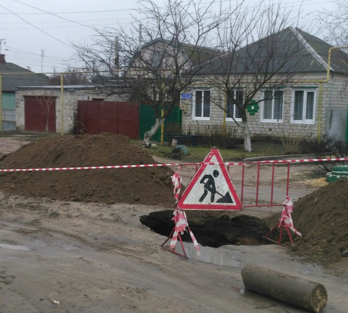 Провалы асфальта и вонь. Жители воронежского райцентра пожаловались на  опасную канализацию – Новости Воронежа и Воронежской области – Вести Воронеж