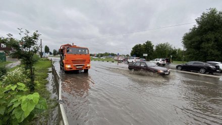 Коммунальщики откачали воду на Ленинском проспекте в Воронеже