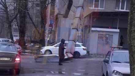 Огромная труба рухнула на капот припаркованного авто в Воронеже