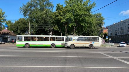 Автобусы с 40 пассажирами столкнулись в час пик в Воронеже: есть пострадавшие
