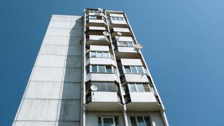 В Воронеже из окна многоэтажки выпал 21-летний парень 