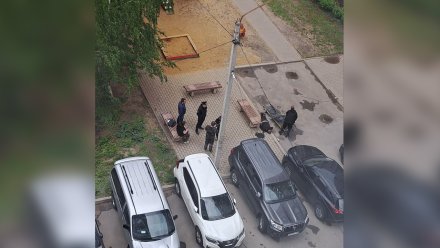 Труп мужчины нашли во дворе многоэтажки в центре Воронежа