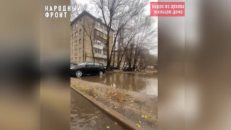 Воронежцы сообщили об утопающем в мегалуже дворе