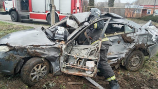 Авто влетело в опору ЛЭП и газовую трубу под Воронежем: есть погибший