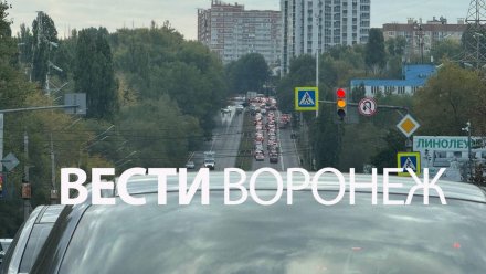 Воронежская улица 9 Января в очередной раз встала в пробке из-за нанесения разметки