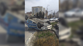 В Воронеже у памятника Славы перевернулась легковушка: двое пострадавших