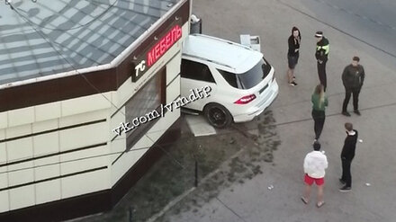 В Воронеже Mercedes протаранил мебельный салон