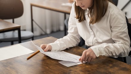 В Воронежской области школьницу удалили с ЕГЭ по математике за шпаргалку