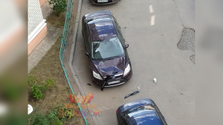 В Воронеже неизвестный бросил из окна многоэтажки кирпич на иномарку