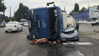 Matiz попал под бетономешалку на Матросова в Воронеже