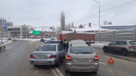 В Воронеже на виадуке произошло массовое ДТП с КамАЗом