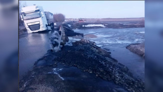 Фура застряла на затопленном участке трассы Воронеж – Луганск