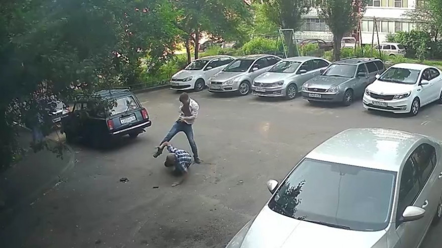 Неадекватный воронежец под камерами жестоко избил пенсионера за замечание