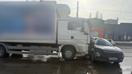 Женщина скончалась в больнице после ДТП с фурой в Воронеже