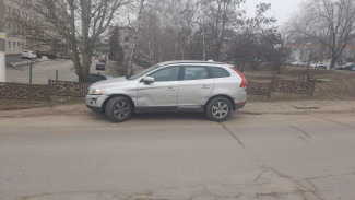 Москвич на Volvo протаранил забор на воронежской трассе: 2 раненых