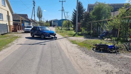 Двое подростков попали в больницу после ДТП с мопедом и легковушкой в Воронежской области