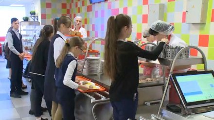Власти Воронежа определили, кто будет кормить школьников в новом учебном году