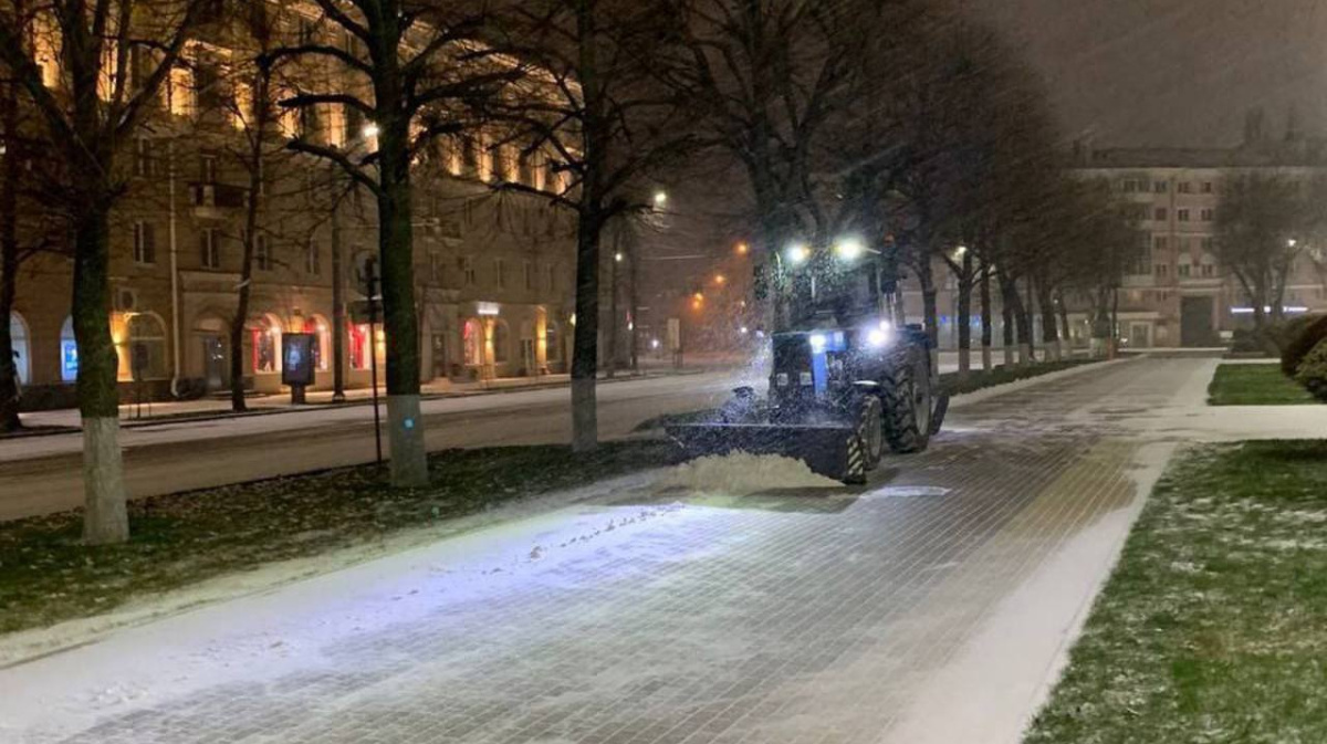 Коммунальщики продолжили борьбу с последствиями снегопада в Воронеже |  20.11.2023 | Воронеж - БезФормата