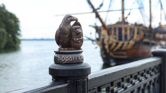15-сантиметровая скульптура «Ворон и ёж» появится на Адмиралтейской площади в Воронеже