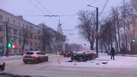 Два человека пострадали при столкновении иномарок в центре Воронежа