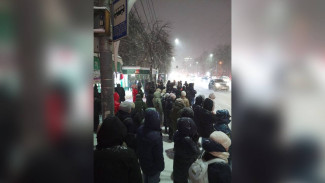 Толпа скопилась на остановке в центре Воронежа в ожидании маршруток