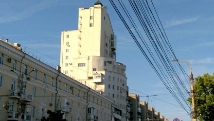 Воронежцы вызвали спасателей из-за сидевших на крыше многоэтажки подростков