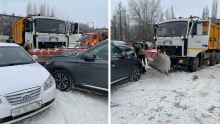 На парковке в Воронеже снегоуборщик разбил ковшом автомобиль 