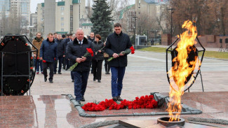 Сергей Петрин возложил цветы к могиле Неизвестного солдата в Воронеже