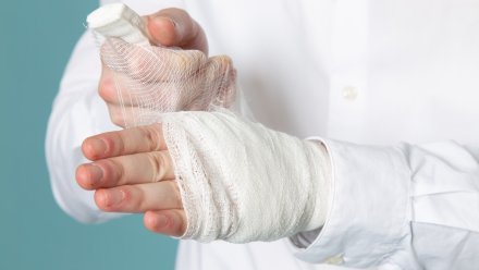 7-летней девочке оторвало фалангу пальца из-за обрушения детской площадки в Воронеже