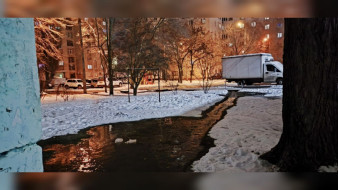 «Размыло двор». Воронежцы показали на видео масштабную коммунальную аварию