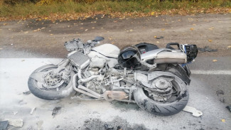 Мотоциклист попал в больницу после столкновения с грузовиком в Воронежской области