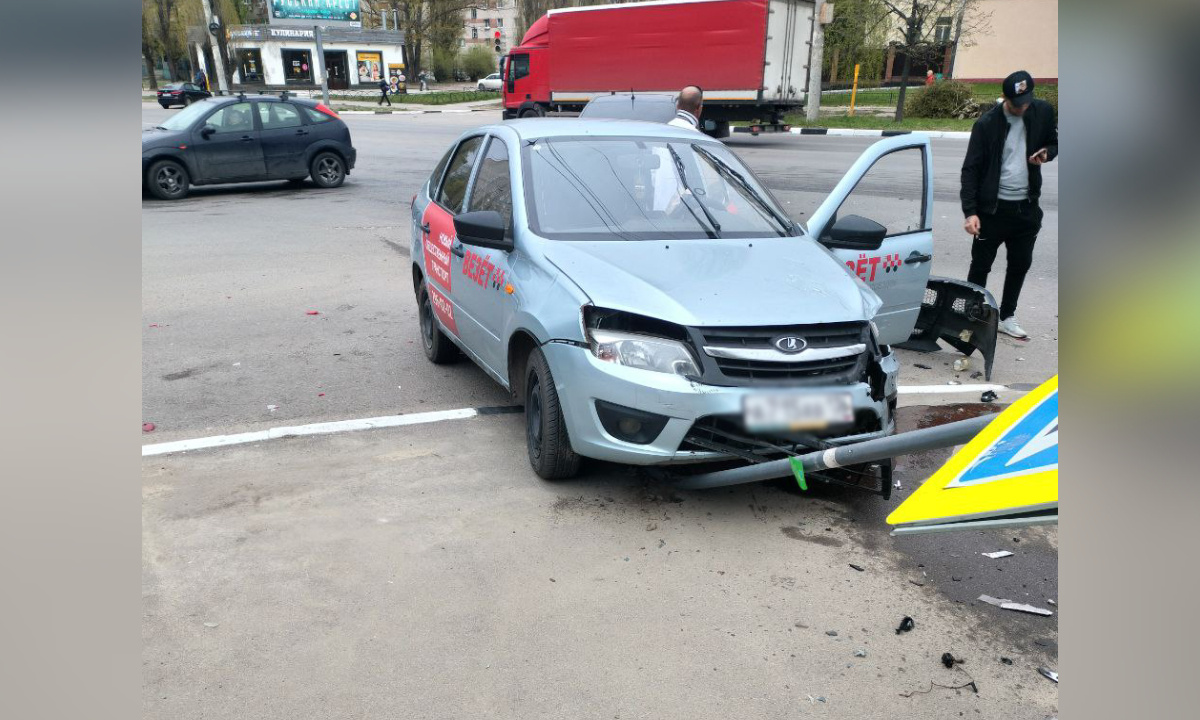 В Воронеже машина такси снесла дорожный знак – Новости Воронежа и  Воронежской области – Вести Воронеж