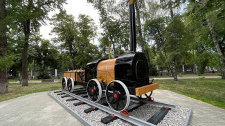 Копию первого российского паровоза установили в центре Воронежа