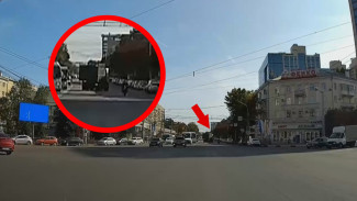 Появилось видео столкновения грузовика и байкера в центре Воронежа