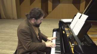 Парижский пианист исполнил «Песнь Донбасса» на сцене Воронежской филармонии