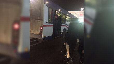 Воронежцы высмеяли поломку набитого автобуса от перегруза
