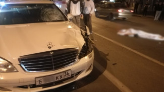 Mercedes с «крутыми» номерами насмерть сбил женщину в центре Воронежа