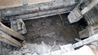 «Оголились кирпичи, стоит вонь». Дом в Воронеже начал разрушаться из-за фекального потопа