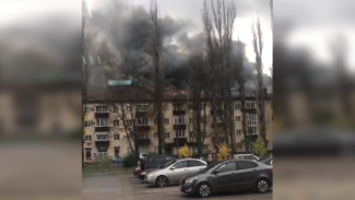 Из горящего дома в Воронеже эвакуировали 50 человек: появилось видео