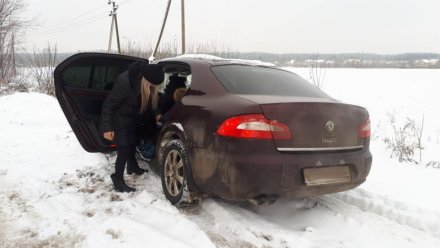 Воронежские полицейские спасли застрявшую в снегу автомобилистку с 2 детьми